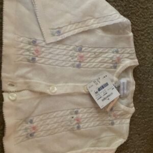 Adorable little flowers detailing baby girls sweater 6 to 12 months